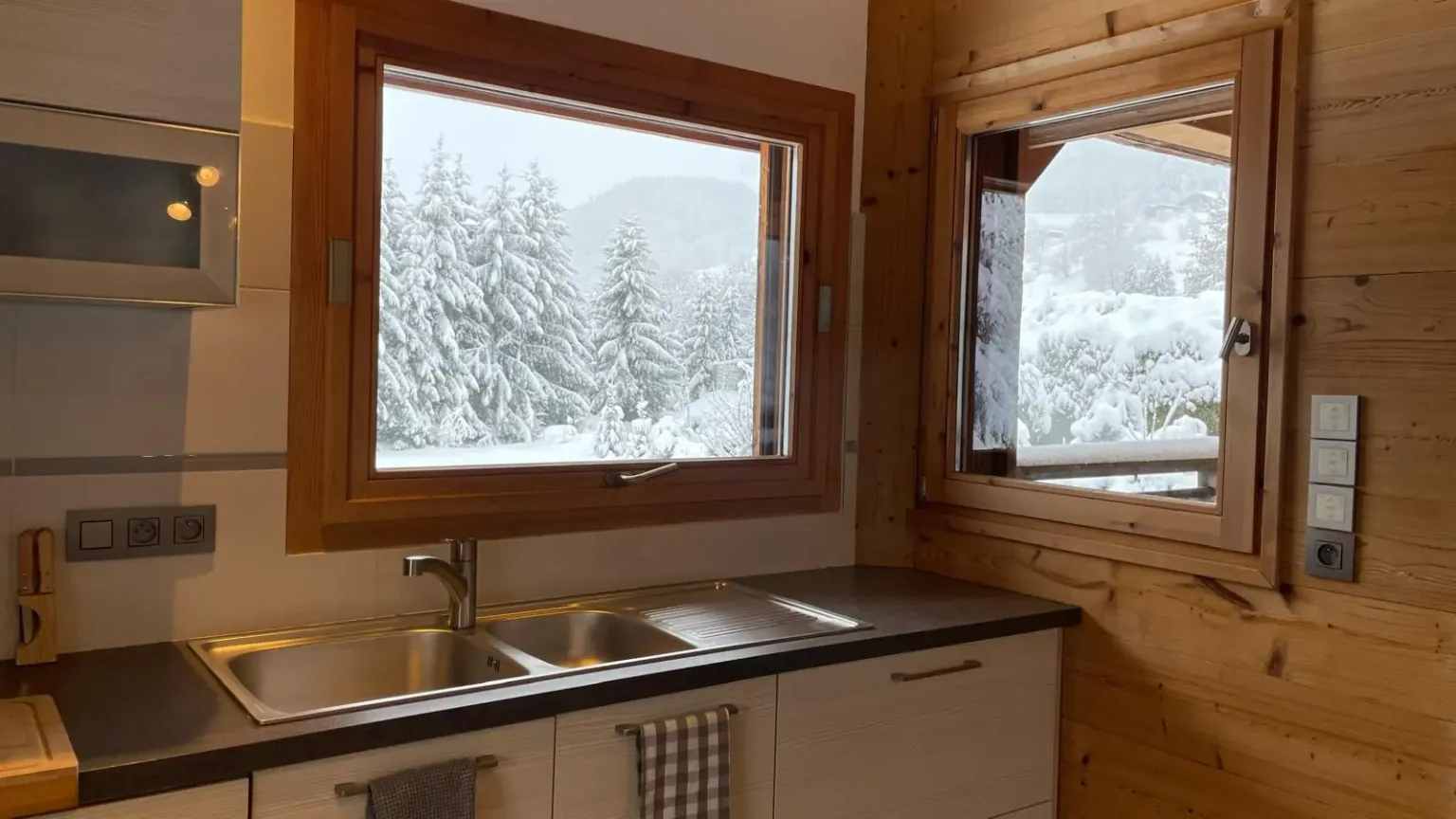 Seconde cuisine, évier et fenêtres — Chalet Roc et Soleil, location saisonnière à Megève Seconde cuisine, évier et fenêtres — Chalet Roc et Soleil, location saisonnière à Megève