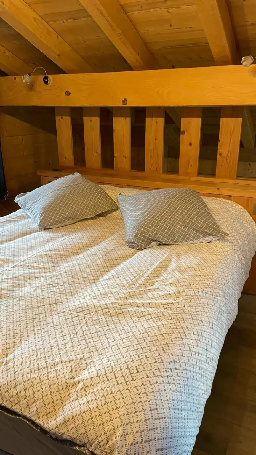 Chambre double — Chalet Roc et Soleil, location saisonnière à Megève Chambre double — Chalet Roc et Soleil, location saisonnière à Megève
