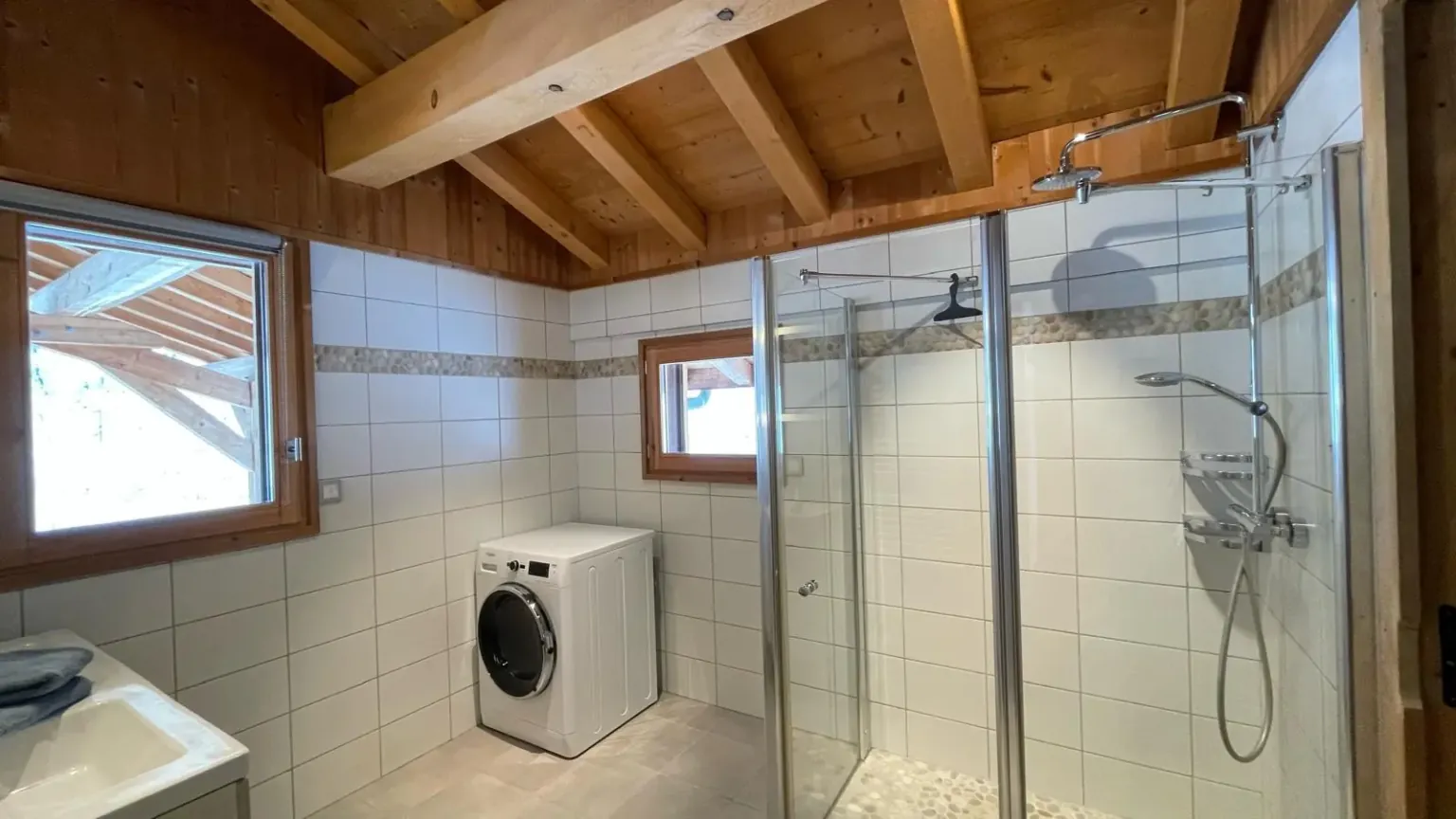 Salle de douche et buanderie — Chalet Roc et Soleil, location saisonnière à Megève Salle de douche et buanderie — Chalet Roc et Soleil, location saisonnière à Megève