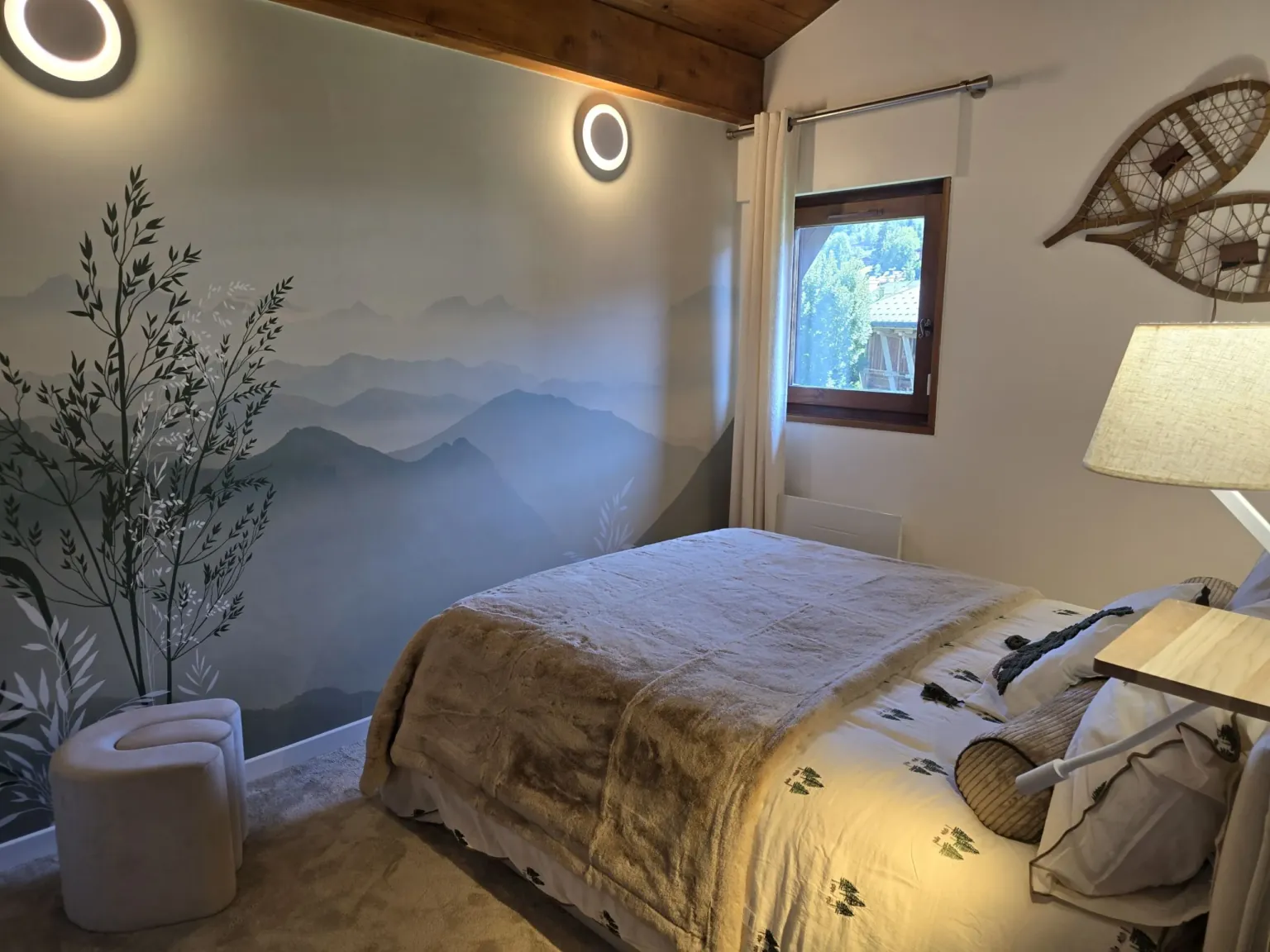 Le Refuge du Buet, Megève — Chambre parentale et fresque montagne