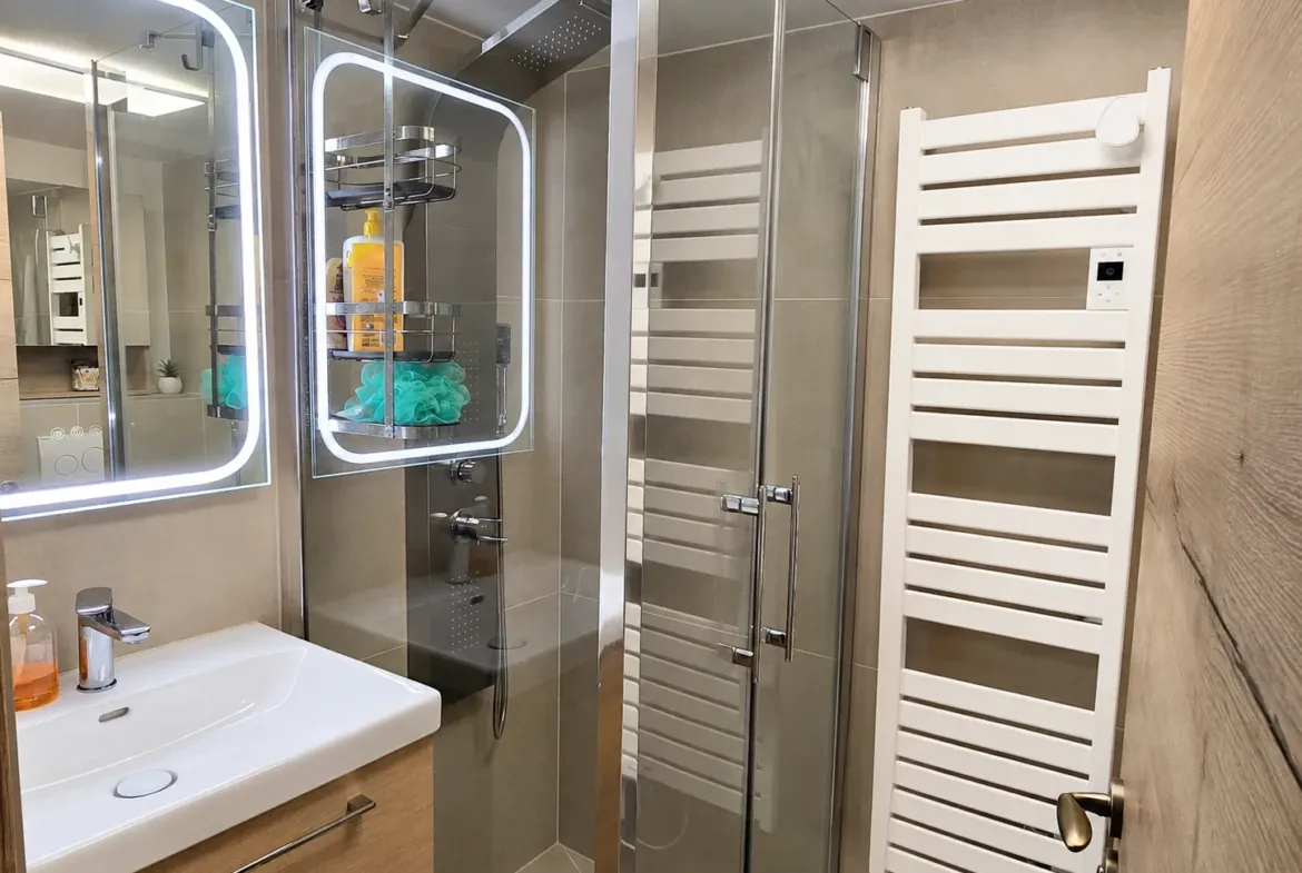 Le Refuge du Buet, Megève — Salle d'eau avec cabine de douche et vasque
