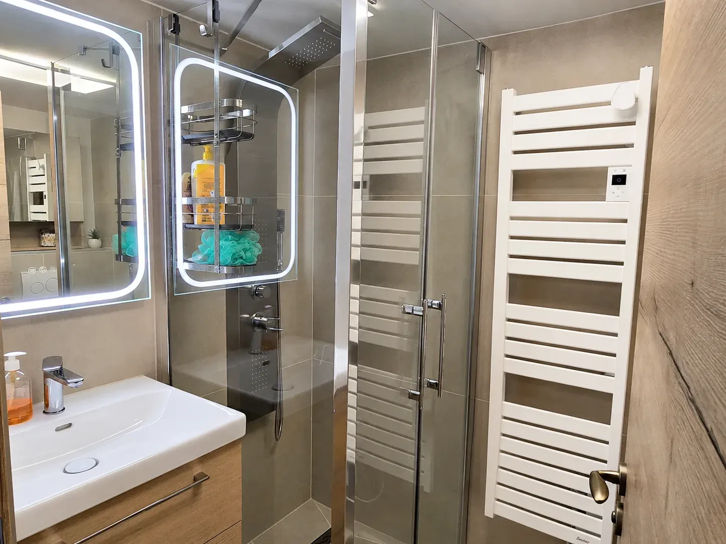 Le Refuge du Buet, Megève — Salle d'eau avec cabine de douche et vasque