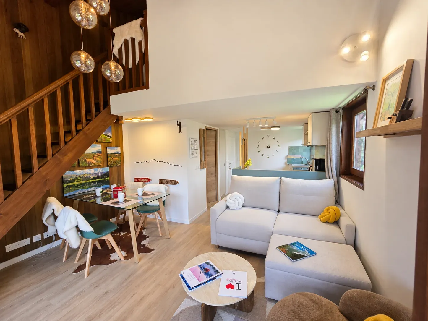 Le Refuge du Buet, Megève — Séjour, espace repas et escalier en bois massif