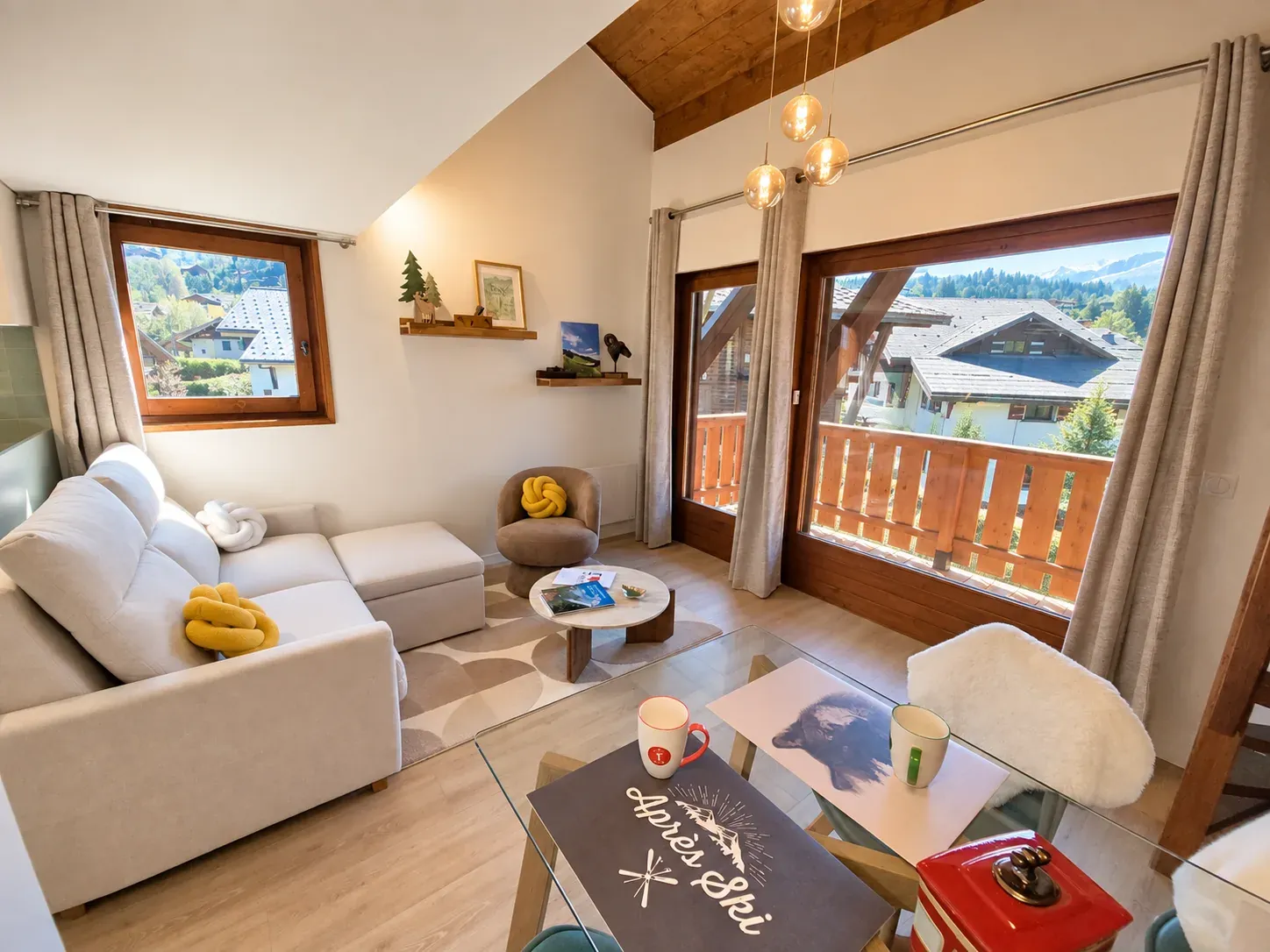 Le Refuge du Buet, Megève — Salon avec accès balcon et vue montagne