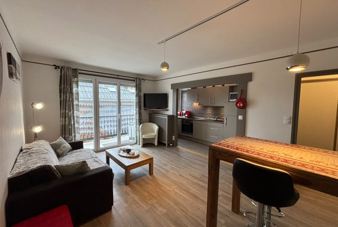 Salon ouvert sur la cuisine, avec balcon — Appartement Sabaudia, location saisonnière à Megève
