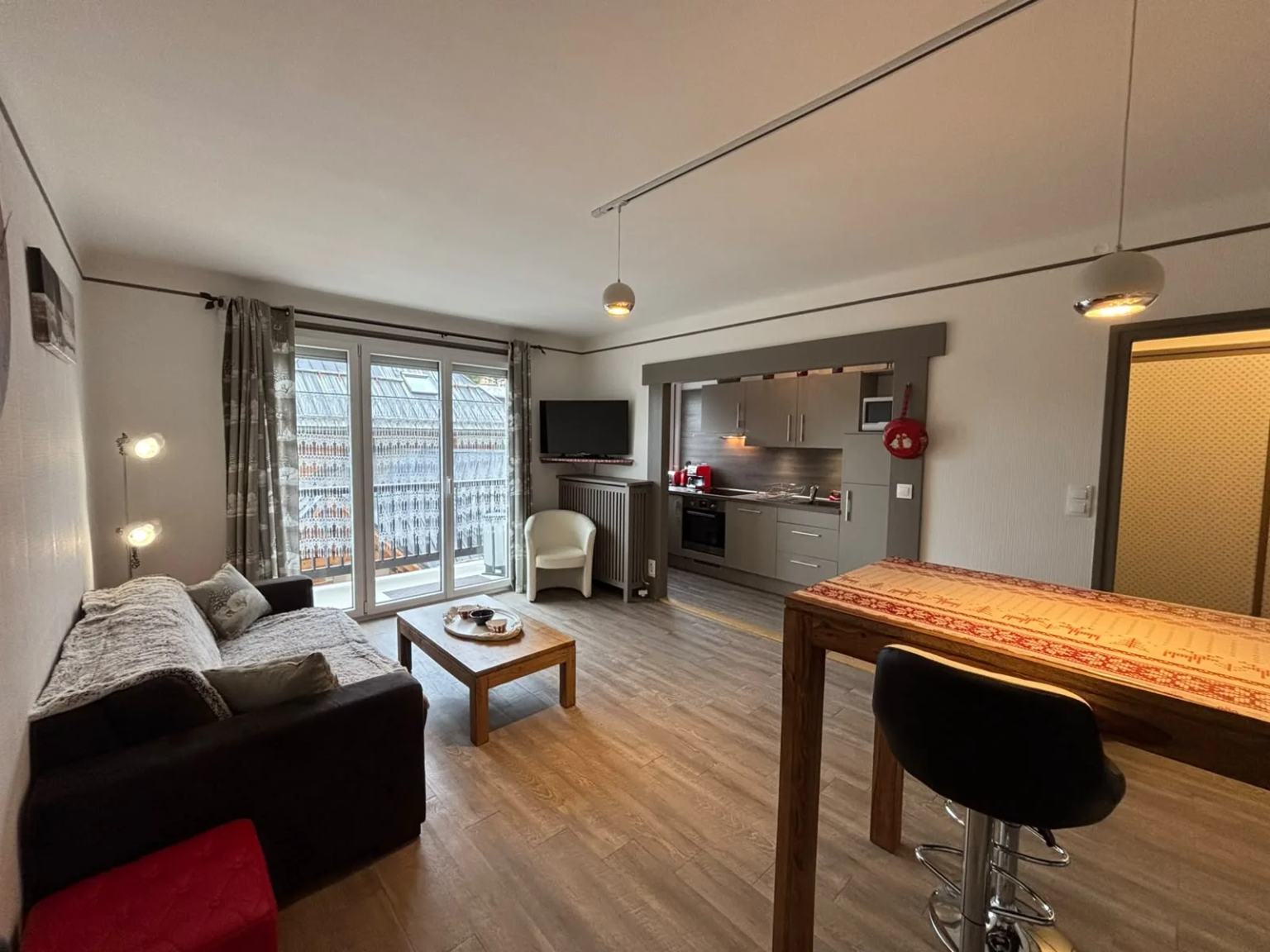 Salon ouvert sur la cuisine, avec balcon — Appartement Sabaudia, location saisonnière à Megève Salon ouvert sur la cuisine, avec balcon — Appartement Sabaudia, location saisonnière à Megève