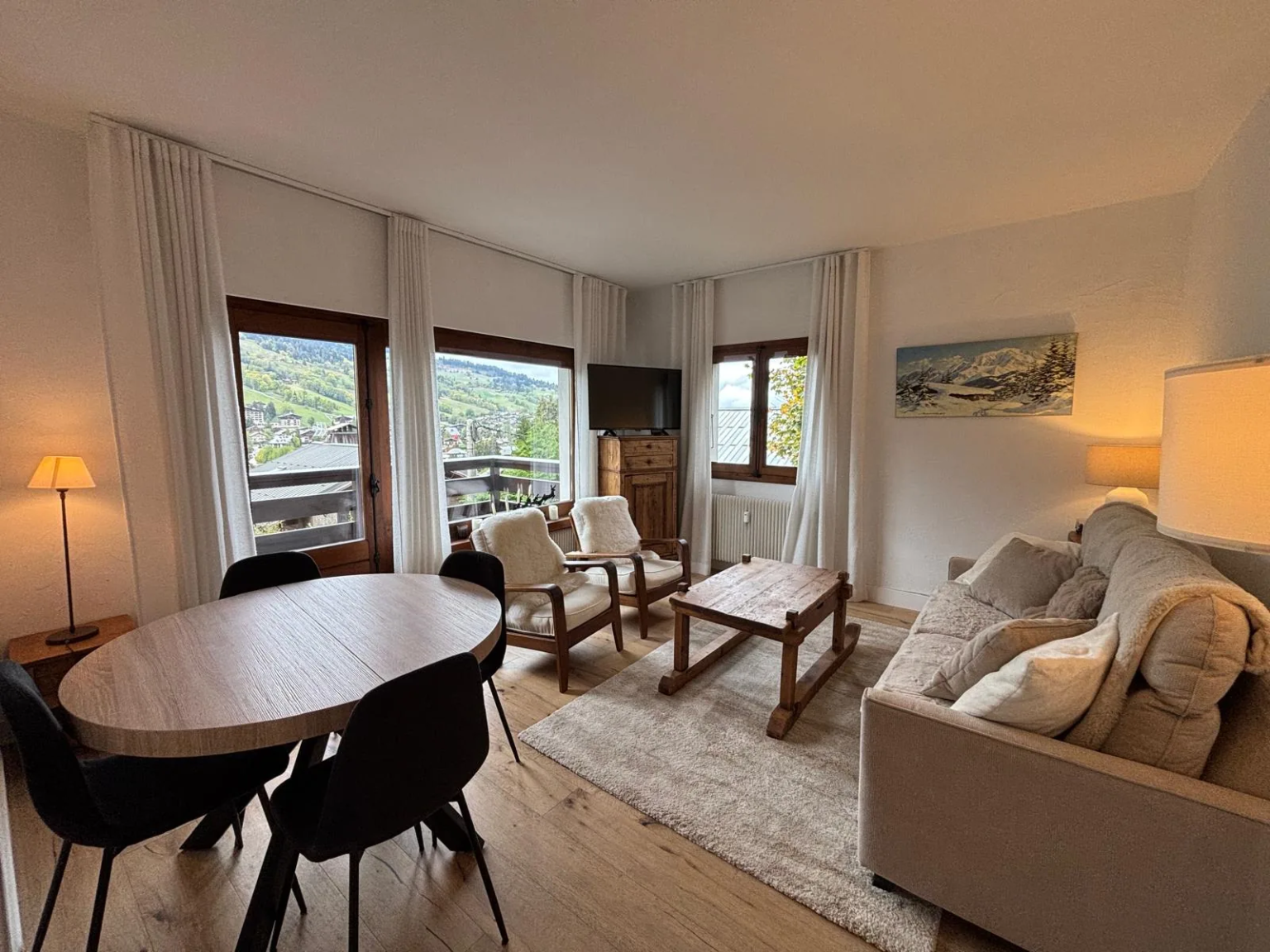 Salon et coin repas avec vue sur Megève — Appt Sancta Maria, location saisonnière à Megève