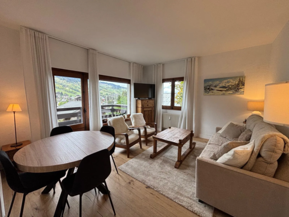 Salon et coin repas avec vue sur Megève — Appt Sancta Maria, location saisonnière à Megève