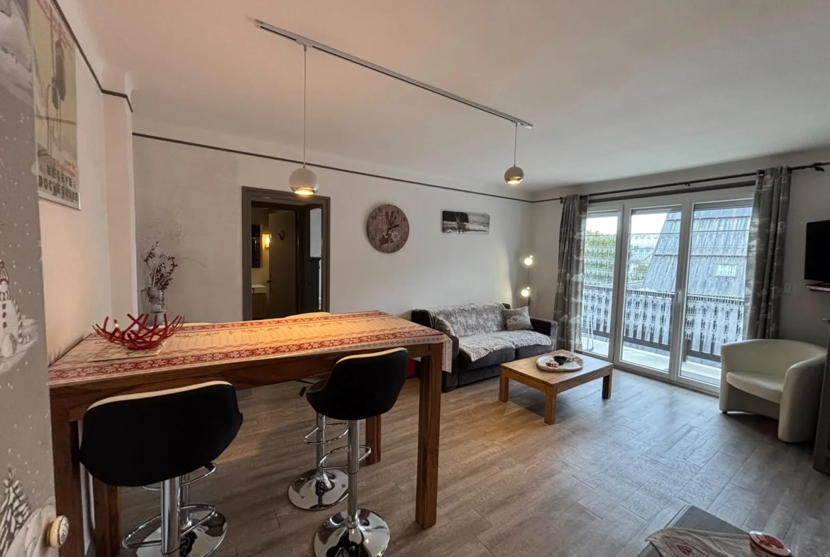 Séjour avec table haute et portes-fenêtres sur le balcon — Appartement Sabaudia, location saisonnière à Megève