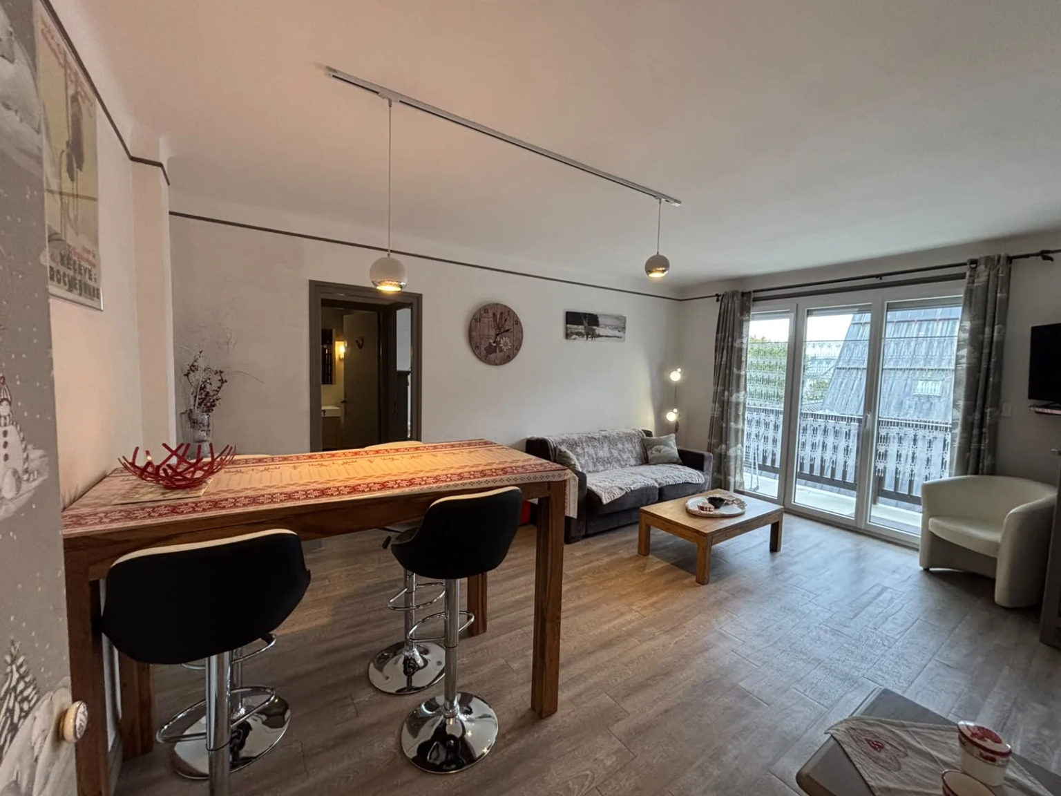 Séjour avec table haute et portes-fenêtres sur le balcon — Appartement Sabaudia, location saisonnière à Megève Séjour avec table haute et portes-fenêtres sur le balcon — Appartement Sabaudia, location saisonnière à Megève