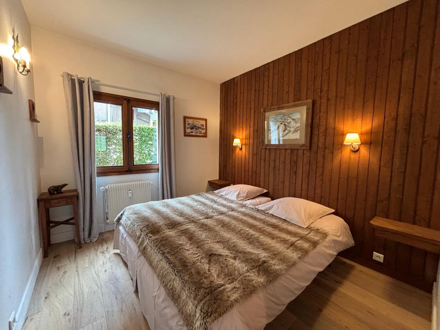 Chambre double avec mur en bois — Appt Sancta Maria, location saisonnière à Megève