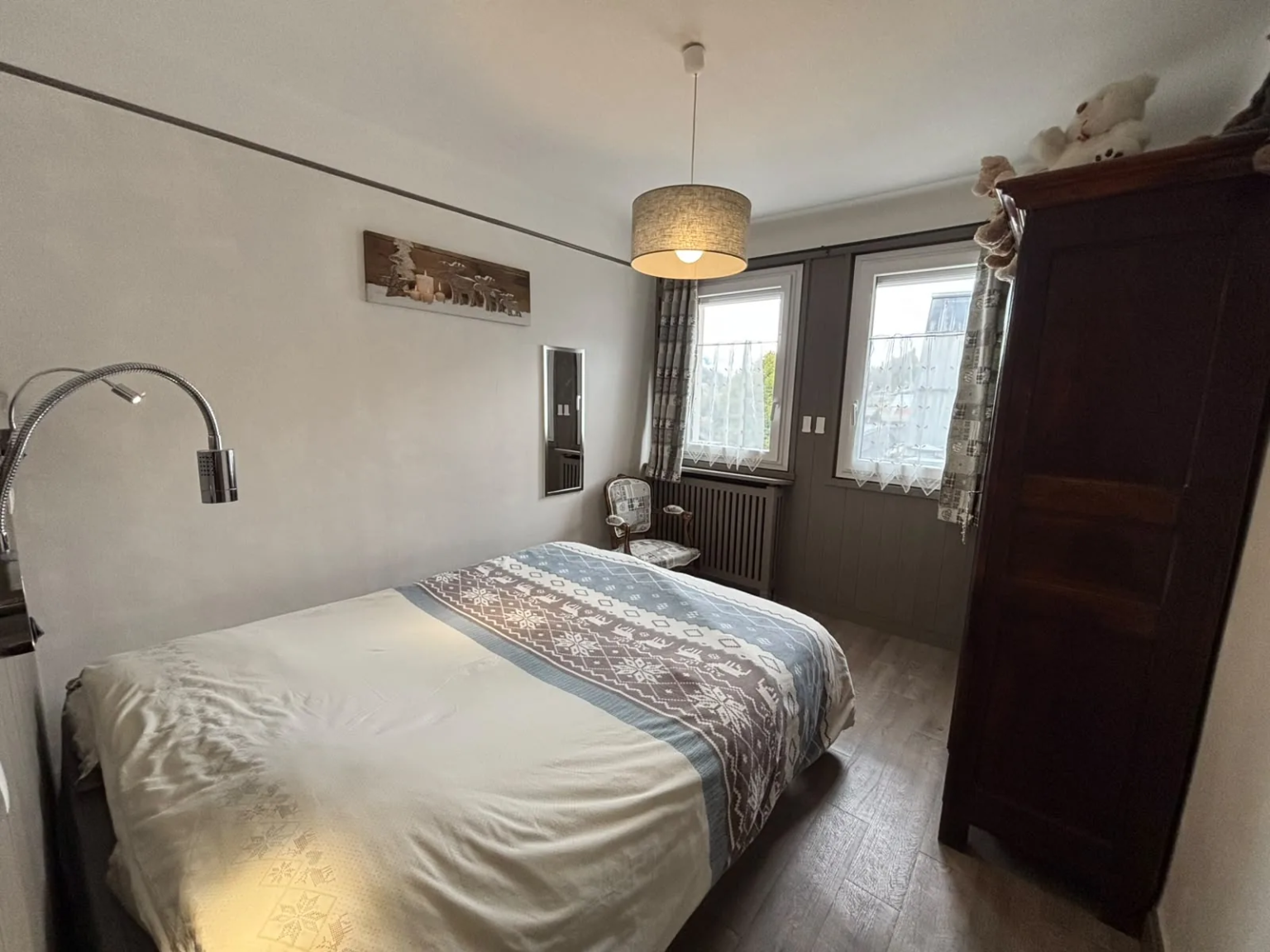 Chambre double avec armoire — Appartement Sabaudia, location saisonnière à Megève Chambre double avec armoire — Appartement Sabaudia, location saisonnière à Megève