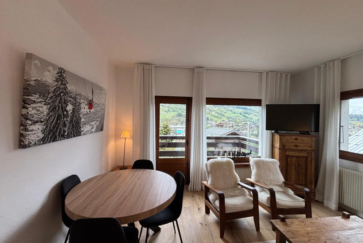 Coin repas et salon, vue sur la vallée — Appt Sancta Maria, location saisonnière à Megève