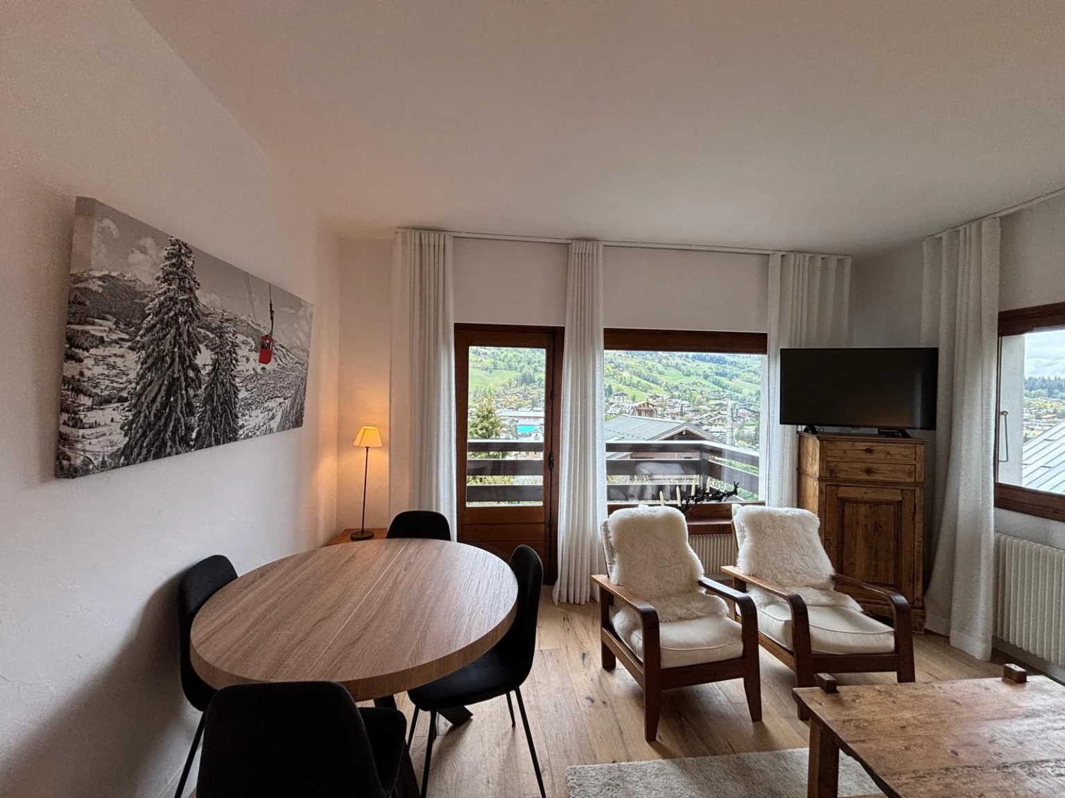 Coin repas et salon, vue sur la vallée — Appt Sancta Maria, location saisonnière à Megève