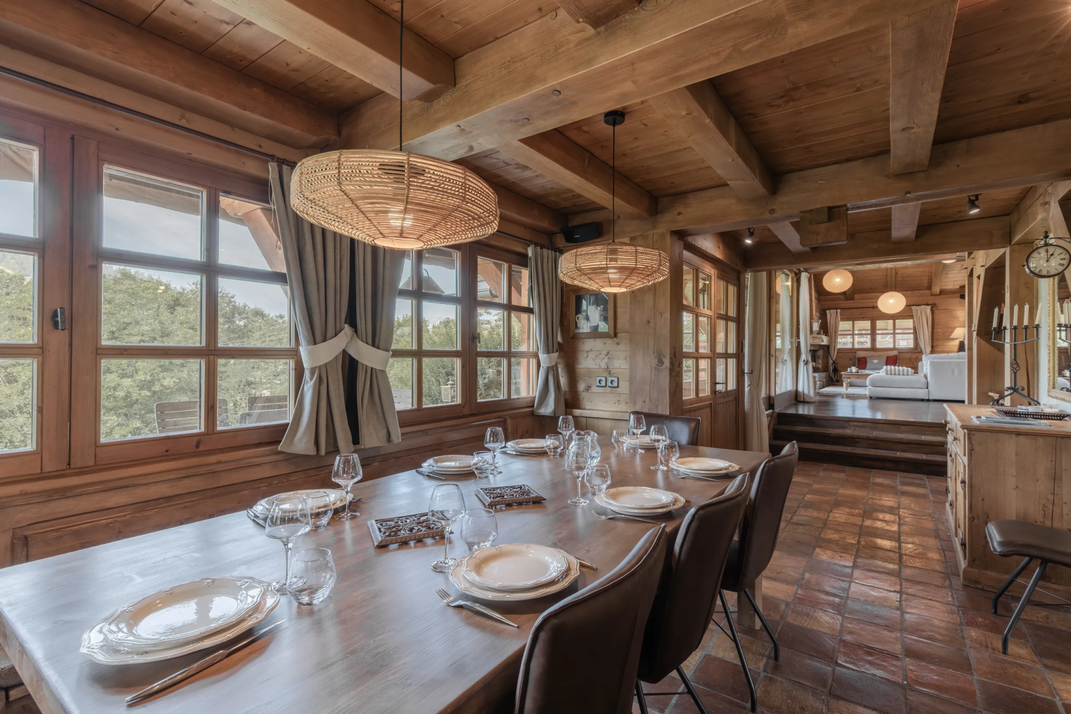 Salle à manger, second angle — Chalet Mandarine, location saisonnière à Megève