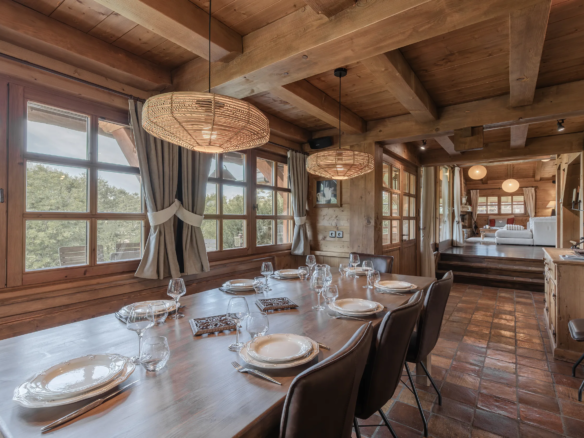 Salle à manger, second angle — Chalet Mandarine, location saisonnière à Megève