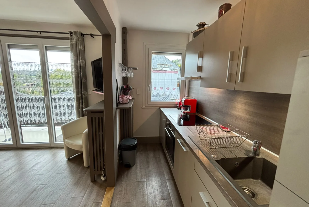 Cuisine équipée donnant sur le balcon — Appartement Sabaudia, location saisonnière à Megève