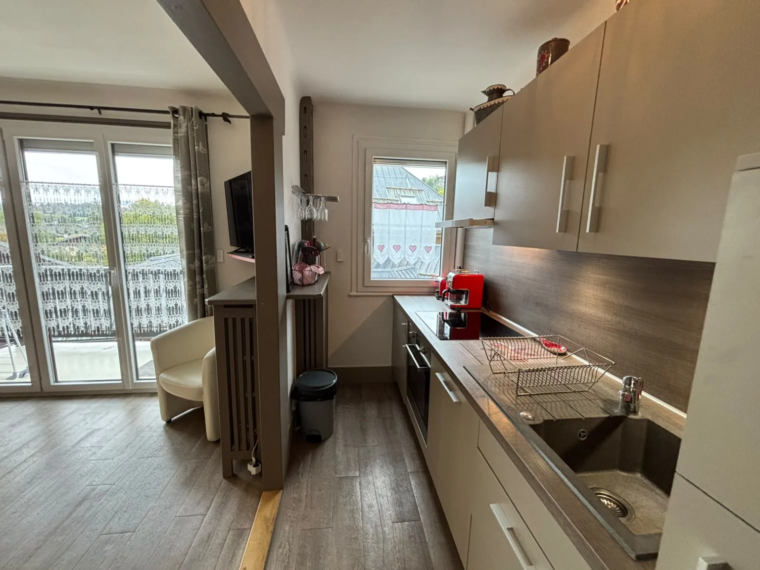 Cuisine équipée donnant sur le balcon — Appartement Sabaudia, location saisonnière à Megève Cuisine équipée donnant sur le balcon — Appartement Sabaudia, location saisonnière à Megève