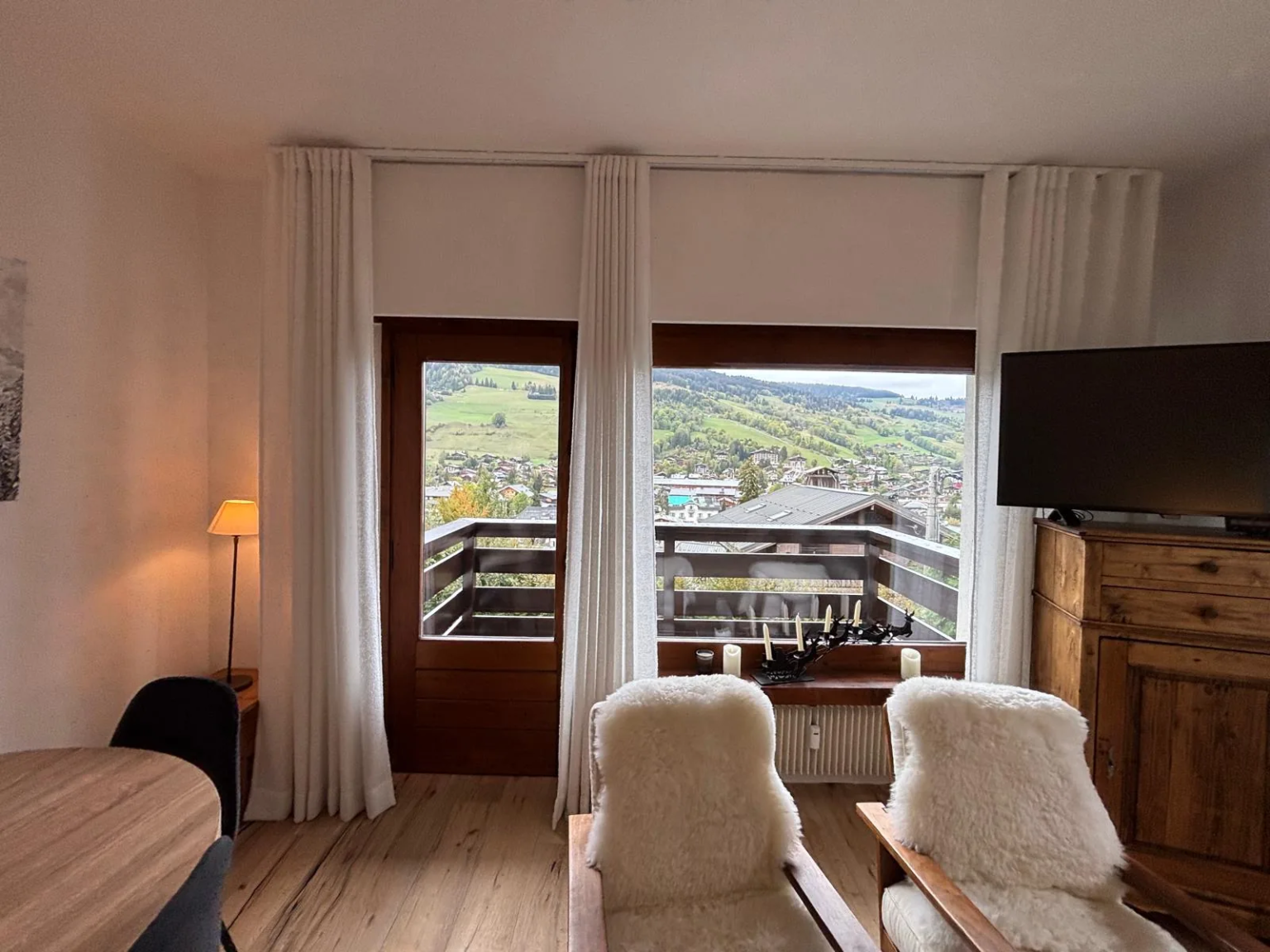 Vue sur la vallée depuis le salon et le balcon — Appt Sancta Maria, location saisonnière à Megève