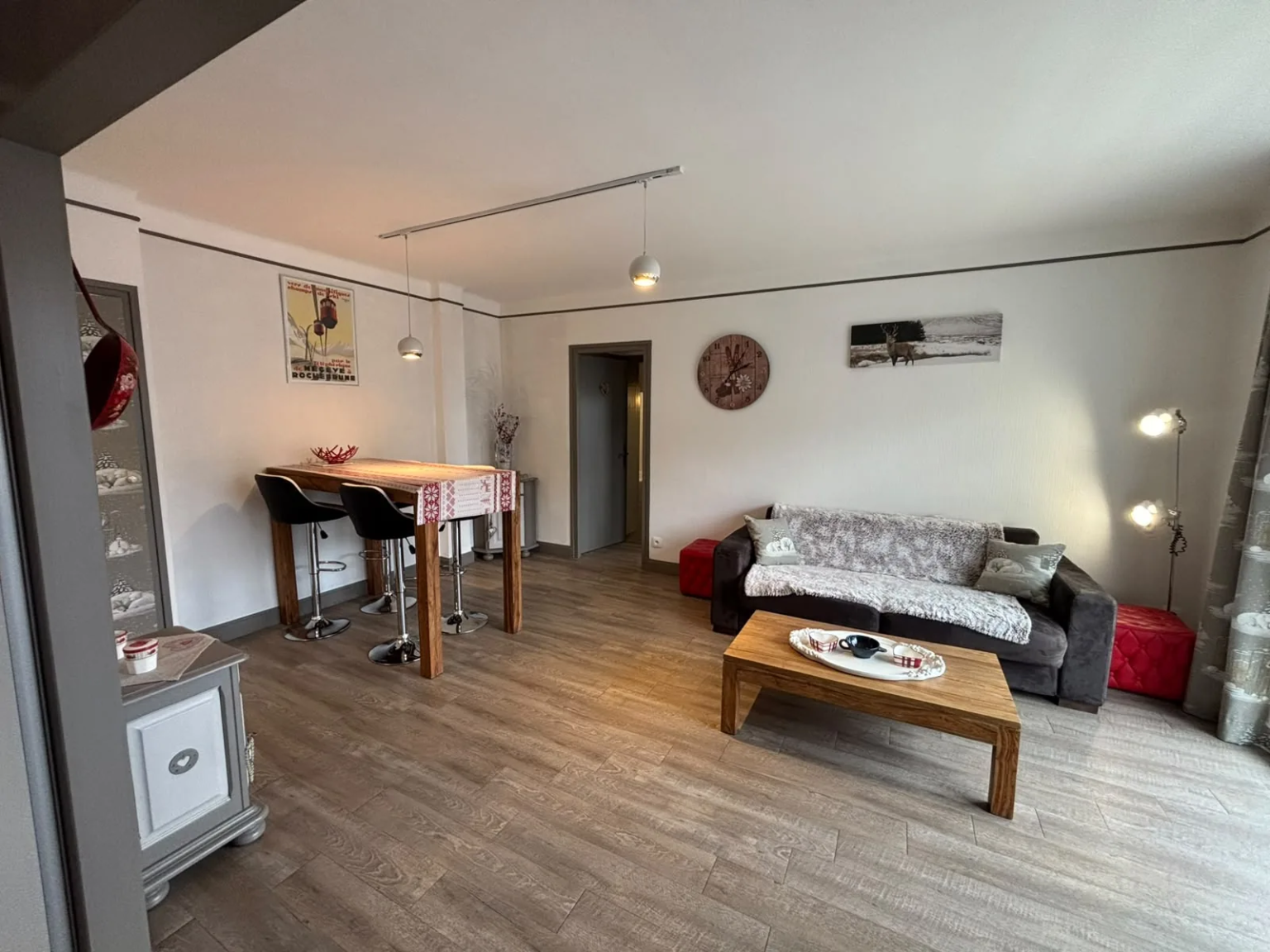 Salon et coin repas — Appartement Sabaudia, location saisonnière à Megève Salon et coin repas — Appartement Sabaudia, location saisonnière à Megève