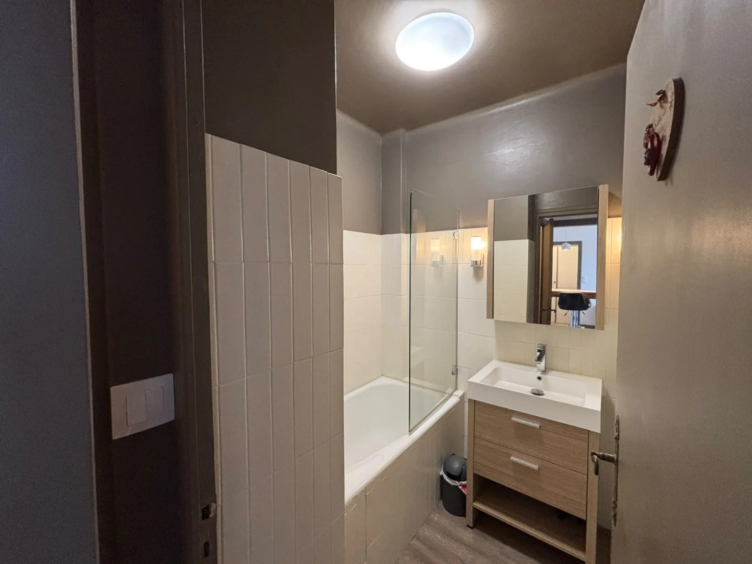 Salle de bain avec baignoire — Appartement Sabaudia, location saisonnière à Megève Salle de bain avec baignoire — Appartement Sabaudia, location saisonnière à Megève