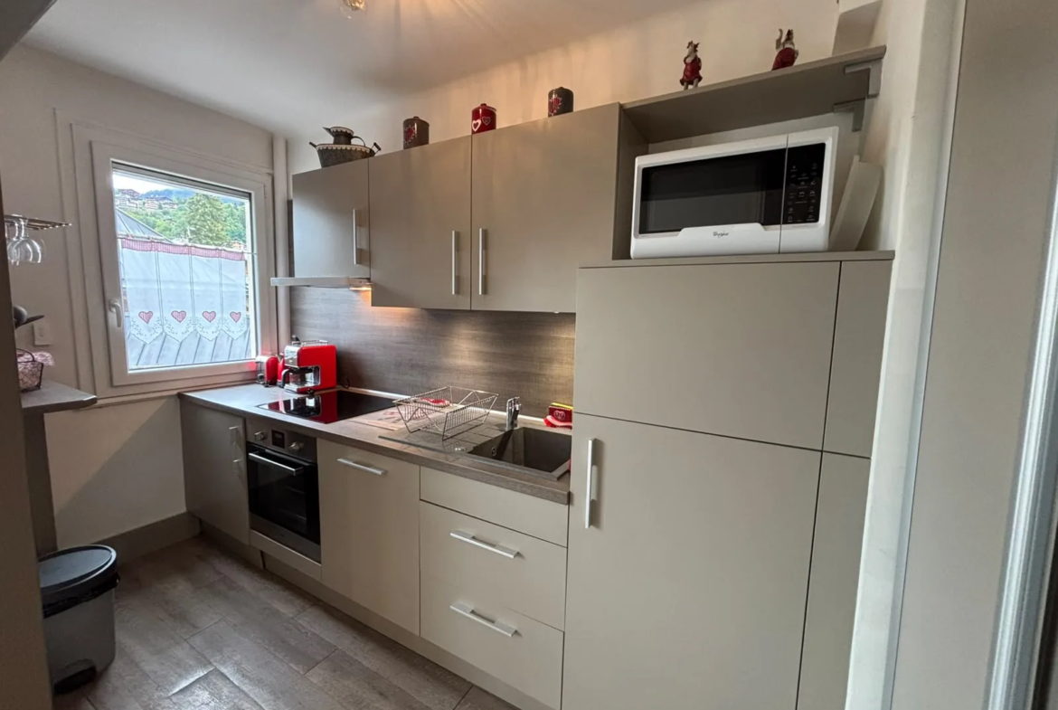 Cuisine équipée avec micro-ondes et four — Appartement Sabaudia, location saisonnière à Megève
