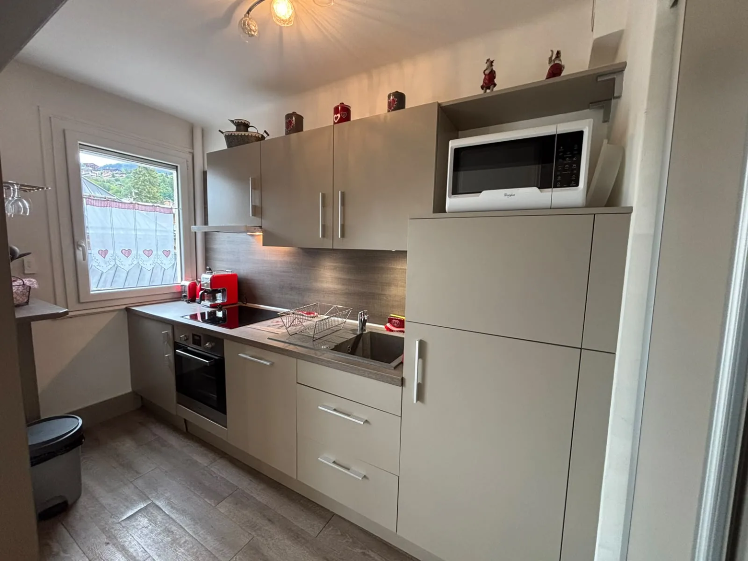 Cuisine équipée avec micro-ondes et four — Appartement Sabaudia, location saisonnière à Megève Cuisine équipée avec micro-ondes et four — Appartement Sabaudia, location saisonnière à Megève