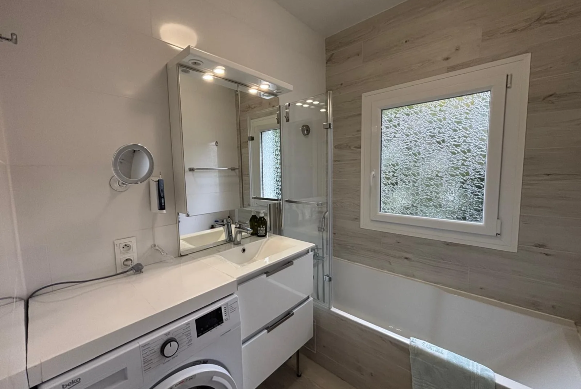 Salle de bain avec baignoire et lave-linge — Appt Sancta Maria, location saisonnière à Megève