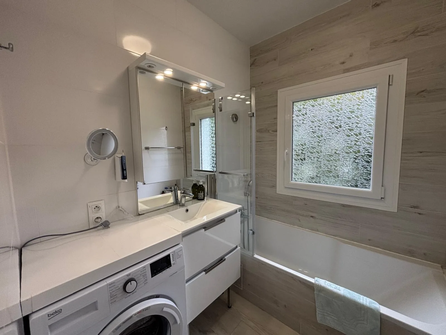 Salle de bain avec baignoire et lave-linge — Appt Sancta Maria, location saisonnière à Megève