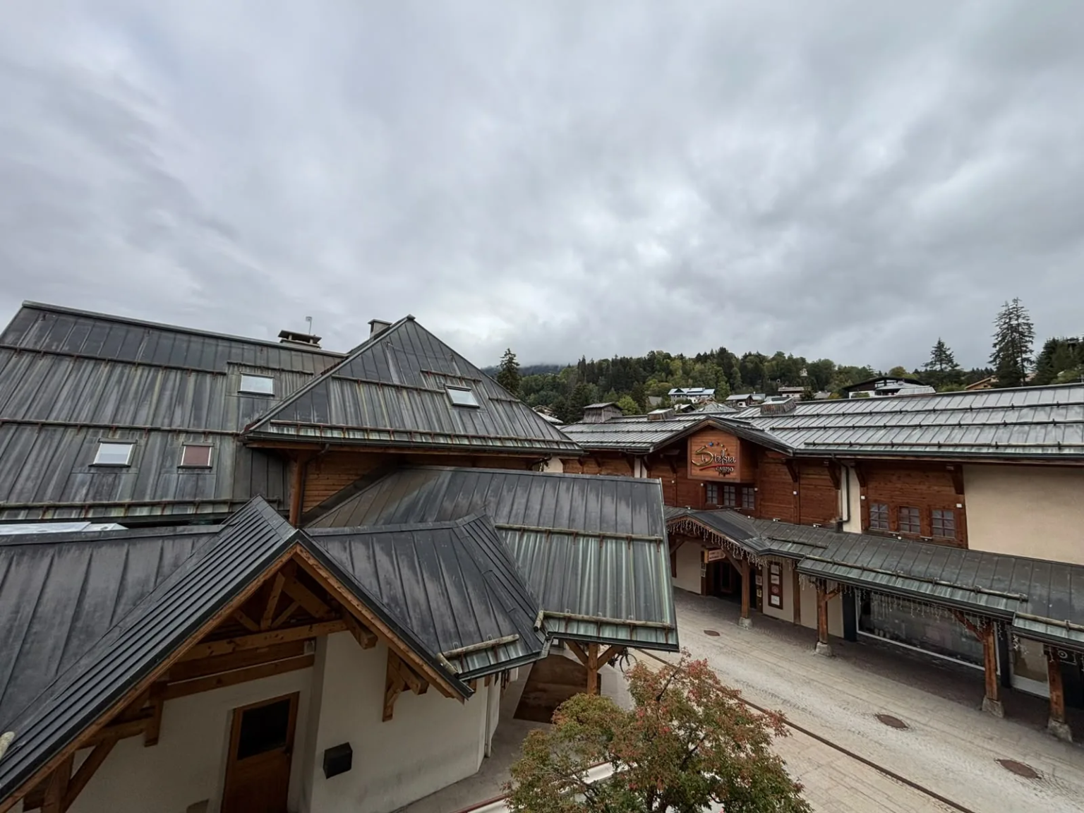 Vue sur les toits du centre de Megève — Appartement Sabaudia, location saisonnière à Megève Vue sur les toits du centre de Megève — Appartement Sabaudia, location saisonnière à Megève