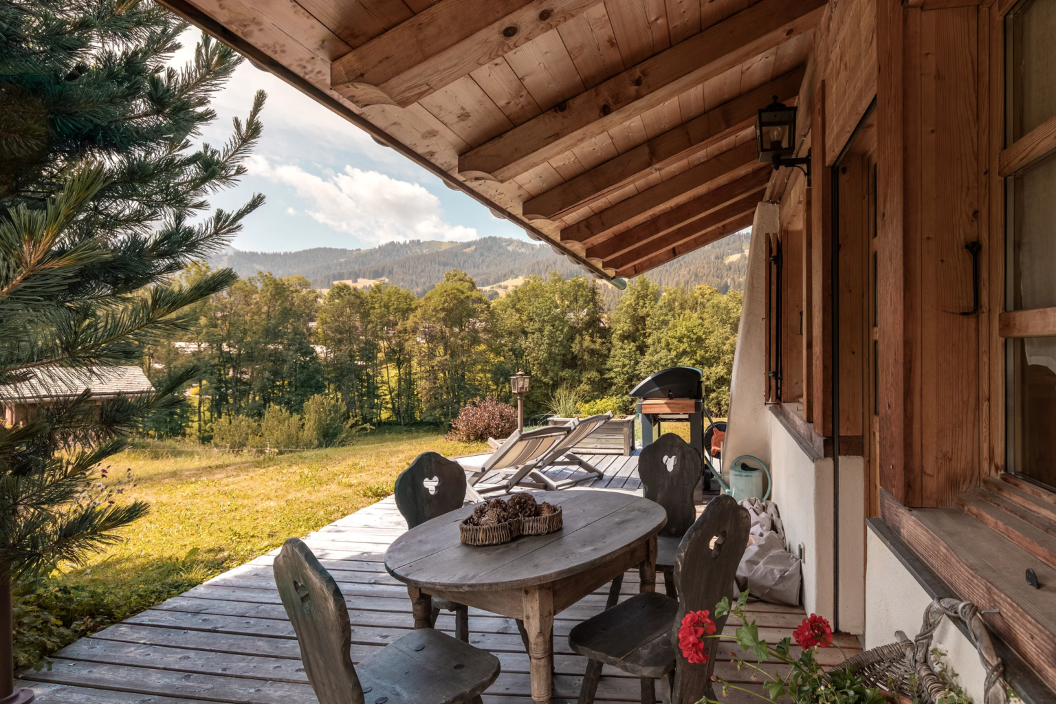 Jardin, second angle — Chalet Mandarine, location saisonnière à Megève