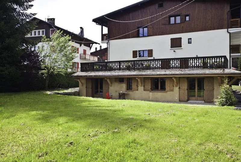 Façade et jardin — Appartement 1864, location saisonnière à Megève