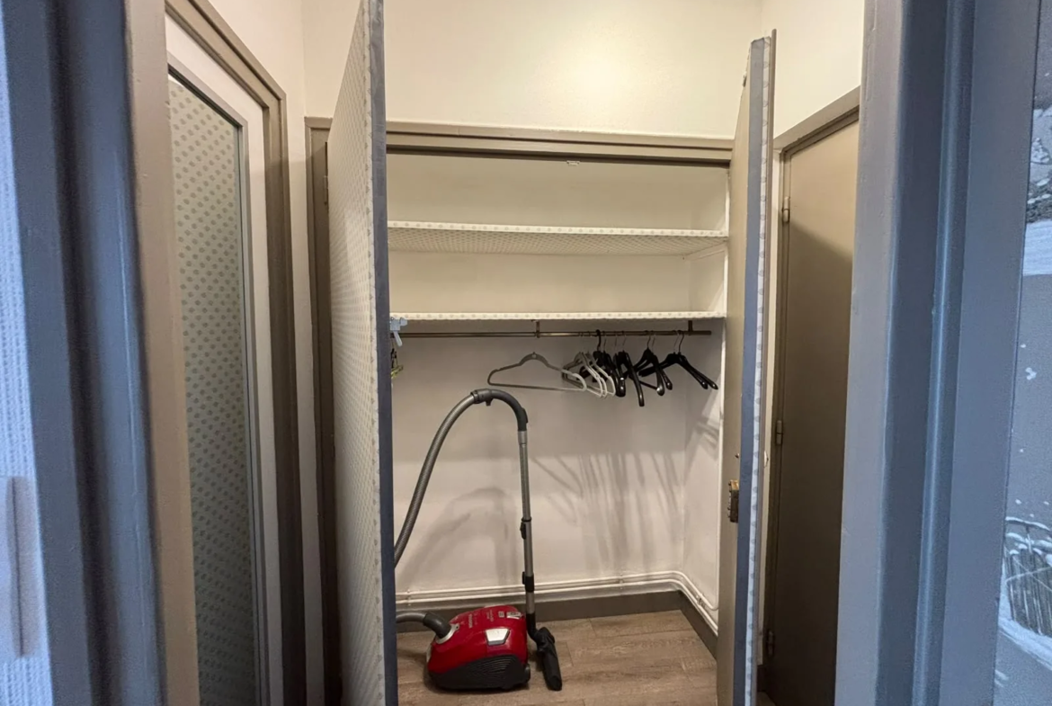 Placard d’entrée avec aspirateur — Appartement Sabaudia, location saisonnière à Megève