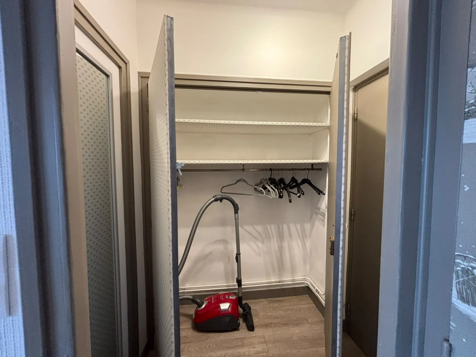 Placard d’entrée avec aspirateur — Appartement Sabaudia, location saisonnière à Megève Placard d’entrée avec aspirateur — Appartement Sabaudia, location saisonnière à Megève