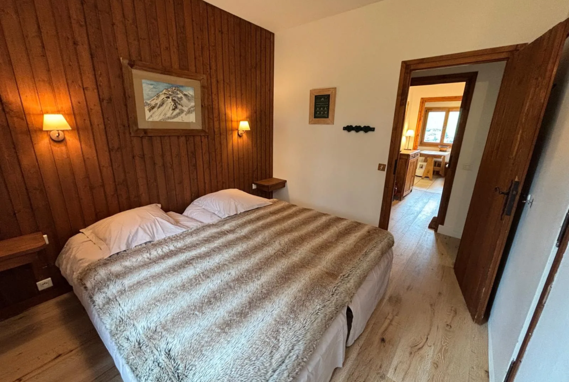 Chambre double avec mur en bois, second angle — Appt Sancta Maria, location saisonnière à Megève