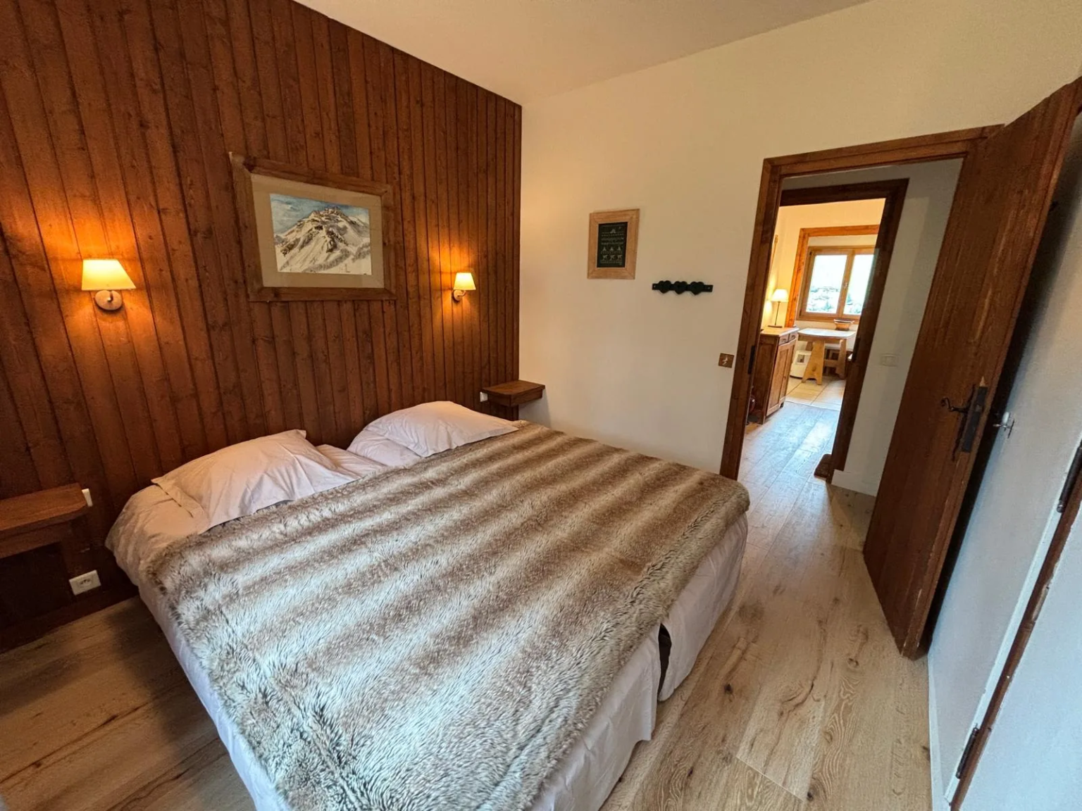 Chambre double avec mur en bois, second angle — Appt Sancta Maria, location saisonnière à Megève