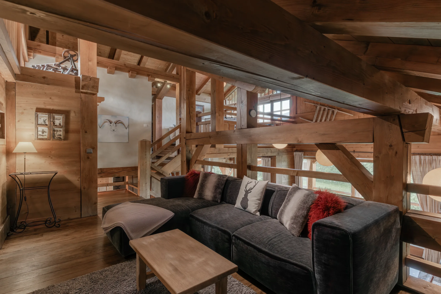 Salon télévision, second angle — Chalet Mandarine, location saisonnière à Megève