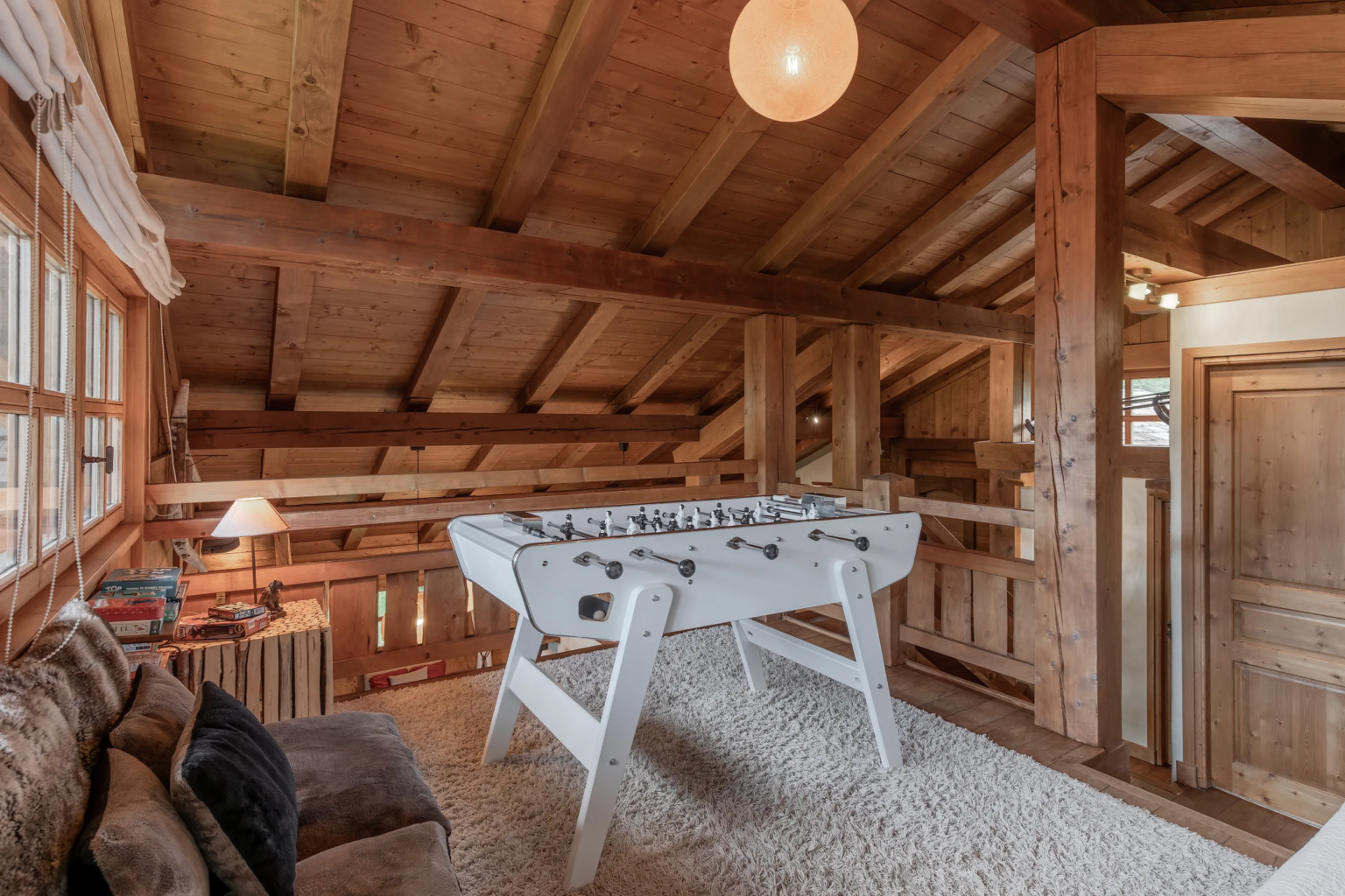 Salle de jeux, second angle — Chalet Mandarine, location saisonnière à Megève