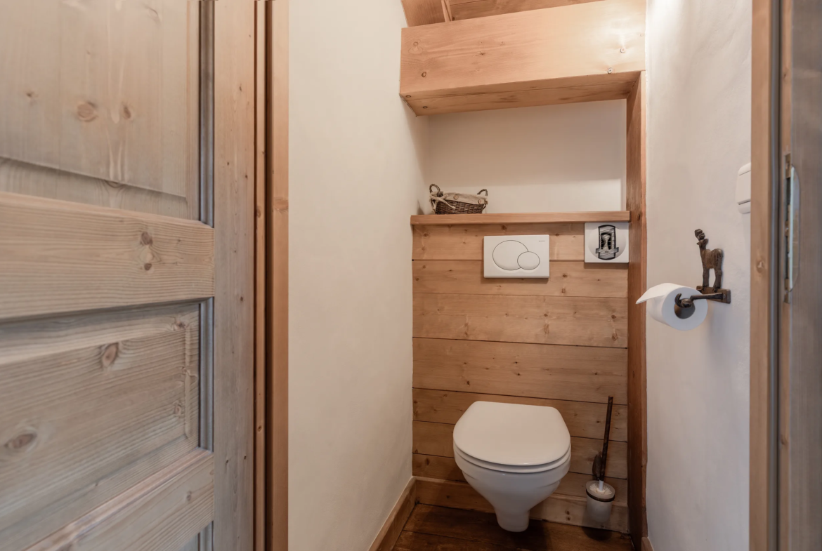 Toilettes, 3e angle — Chalet Mandarine, location saisonnière à Megève