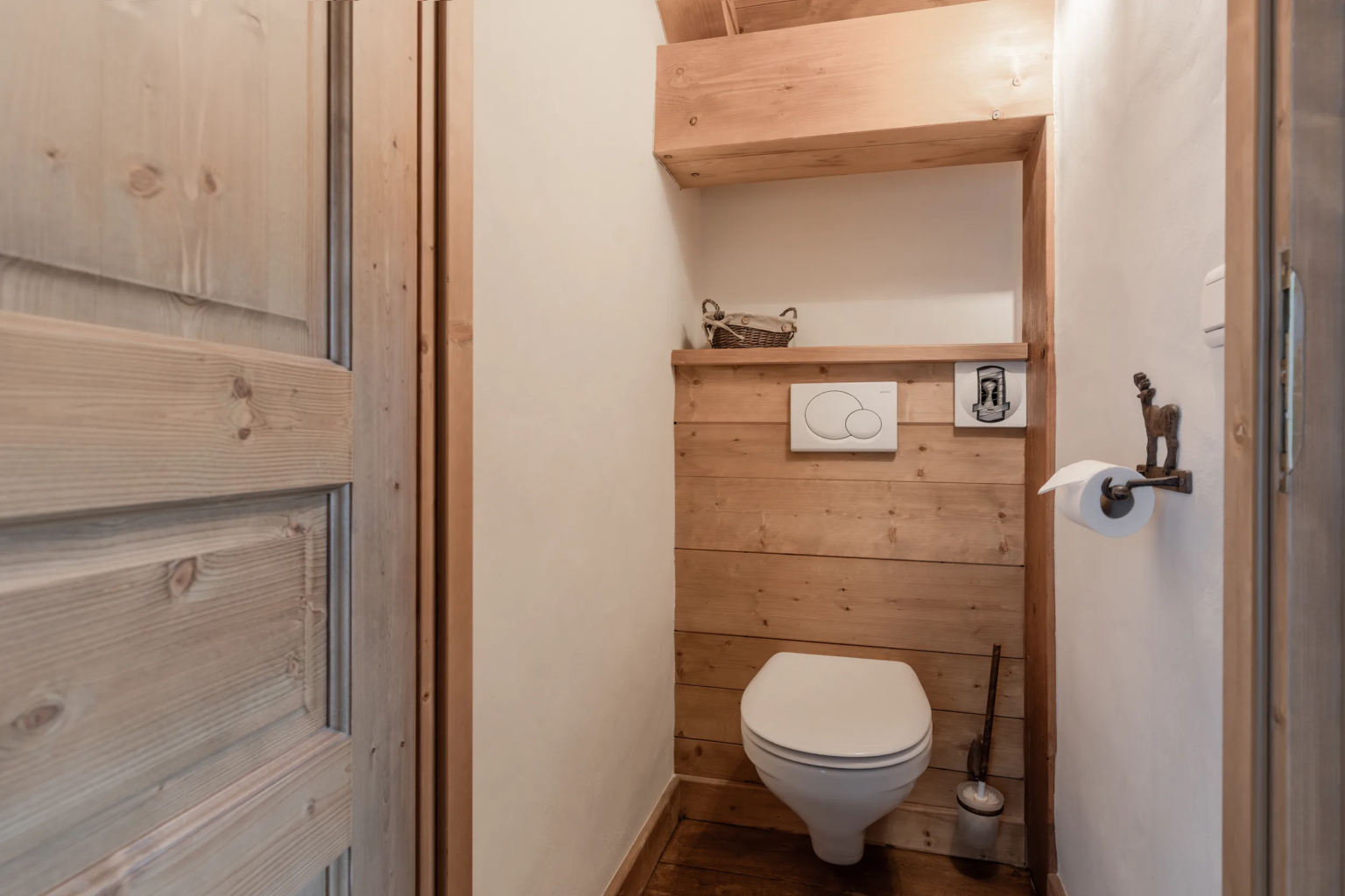 Toilettes, 3e angle — Chalet Mandarine, location saisonnière à Megève
