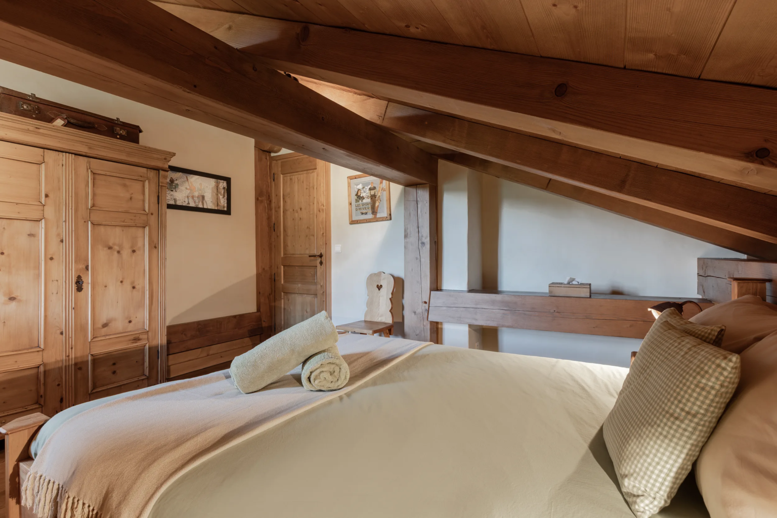Chambre 2, second angle — Chalet Mandarine, location saisonnière à Megève