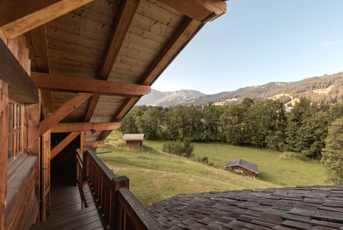 Balcon de la chambre 2, second angle — Chalet Mandarine, location saisonnière à Megève