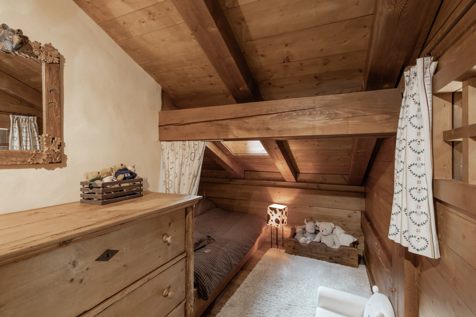 Chambre 3, second angle — Chalet Mandarine, location saisonnière à Megève