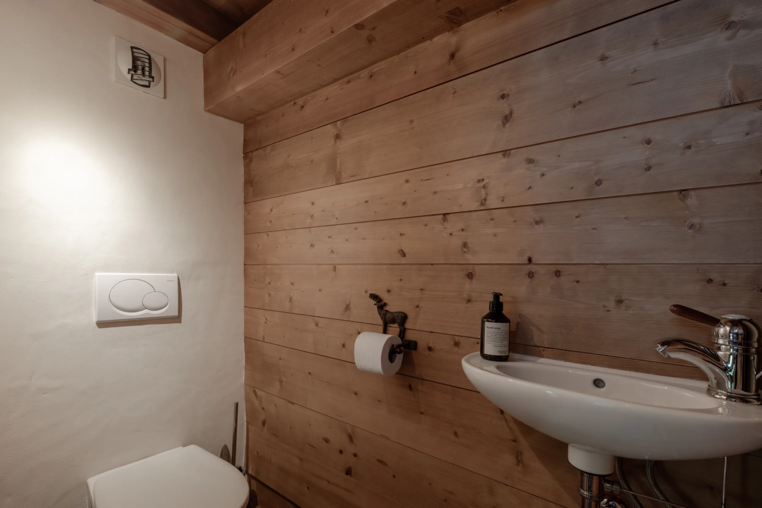 Toilettes, 4e angle — Chalet Mandarine, location saisonnière à Megève
