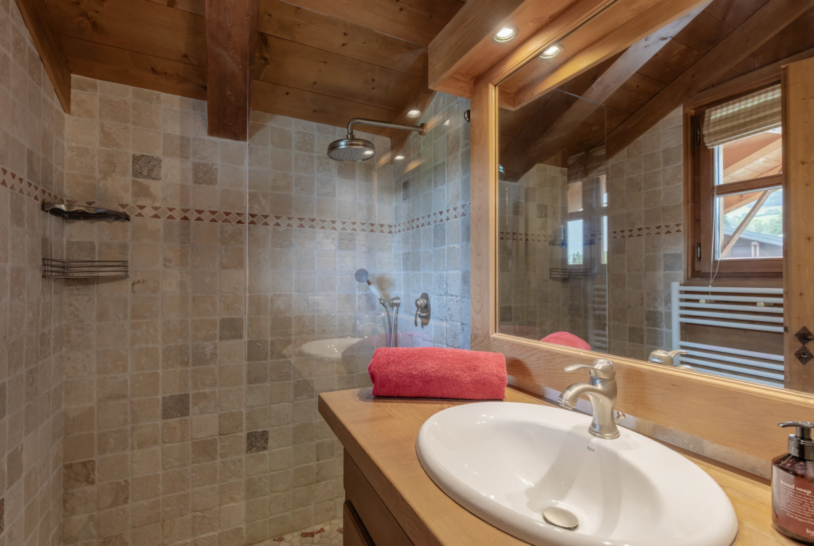 Salle de bain de la chambre 4 — Chalet Mandarine, location saisonnière à Megève