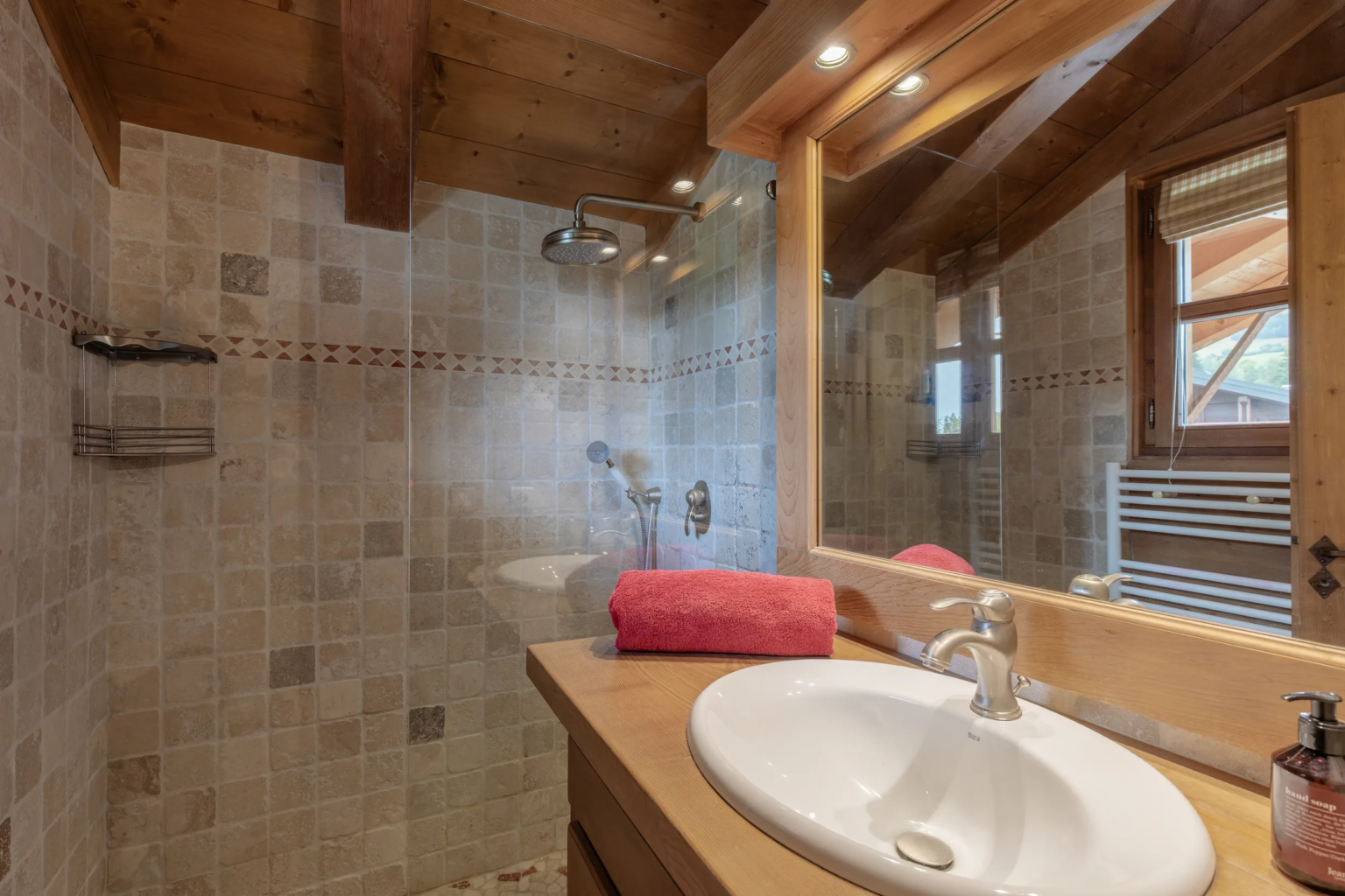Salle de bain de la chambre 4 — Chalet Mandarine, location saisonnière à Megève