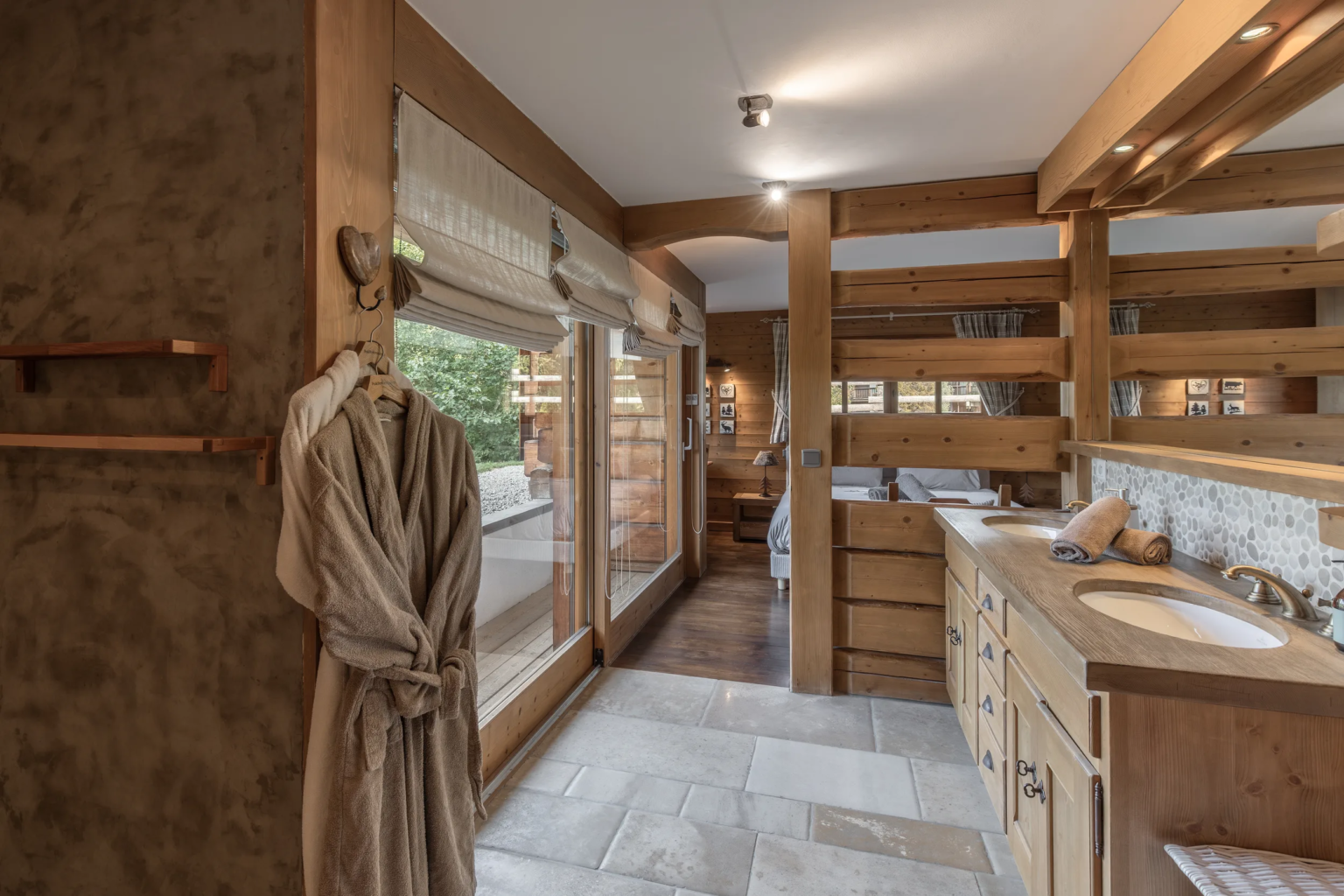Salle de bain de la chambre 5, second angle — Chalet Mandarine, location saisonnière à Megève
