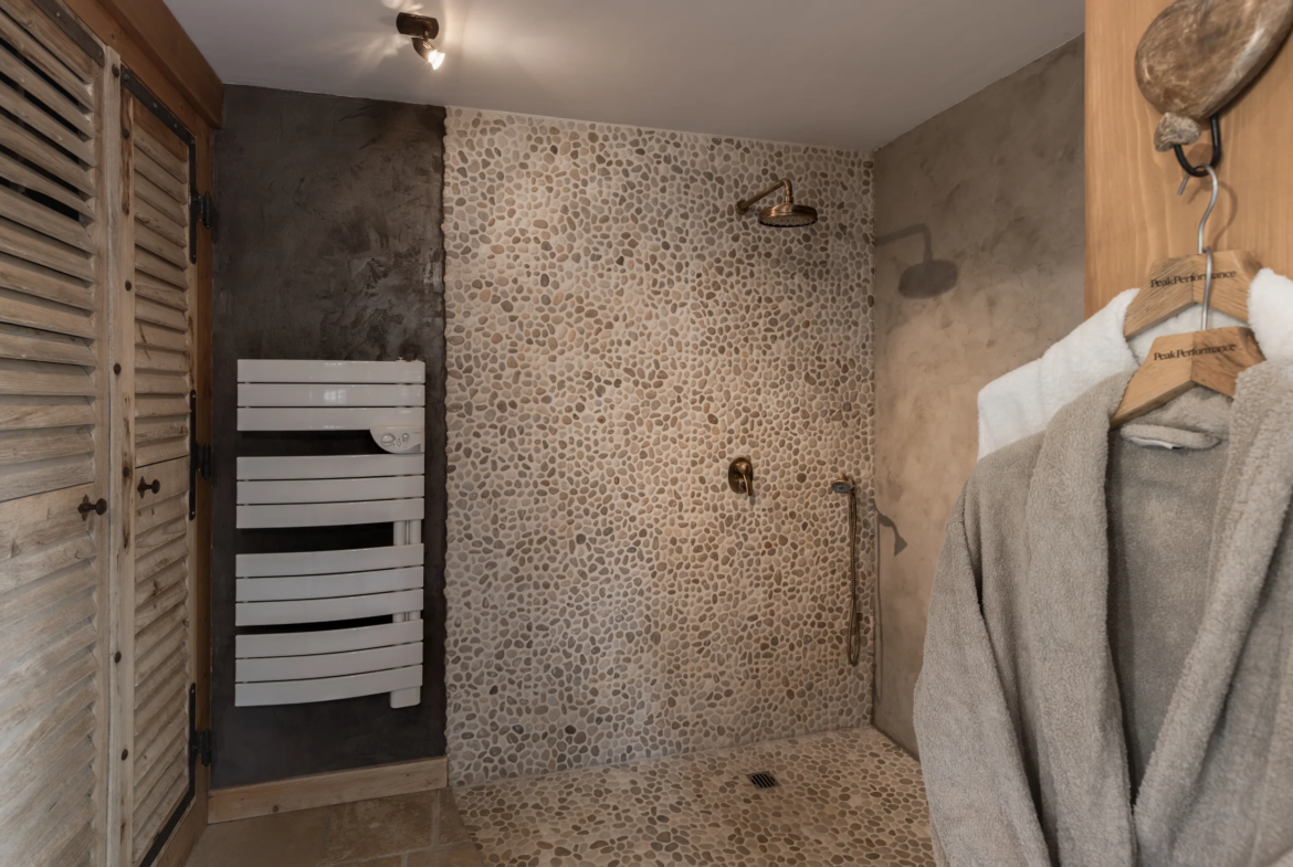 Salle de bain de la chambre 5, 3e angle — Chalet Mandarine, location saisonnière à Megève