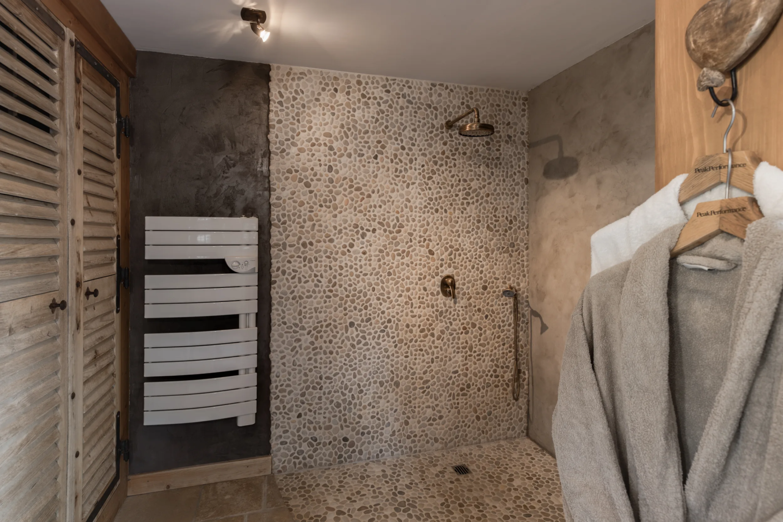 Salle de bain de la chambre 5, 3e angle — Chalet Mandarine, location saisonnière à Megève