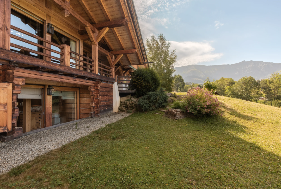 Terrasse de la chambre 5, second angle — Chalet Mandarine, location saisonnière à Megève